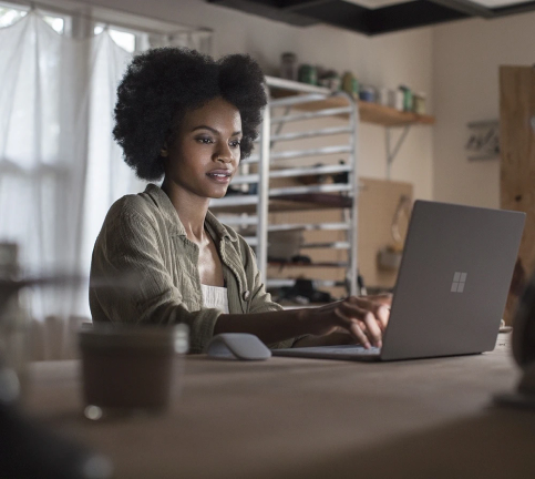 Vrouw achter laptop