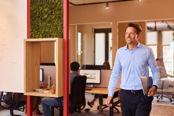 Man loopt door kantoor