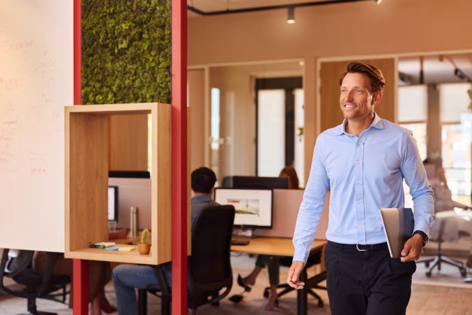 Man loopt door kantoor