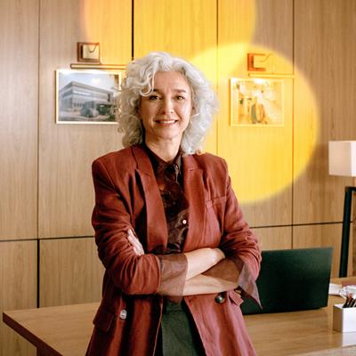 Zakelijke vrouw met armen over elkaar