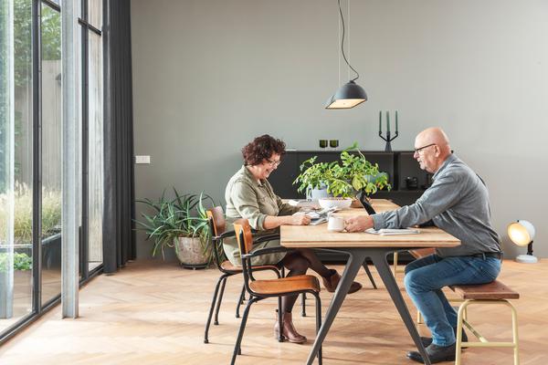 Koppel aan de eettafel