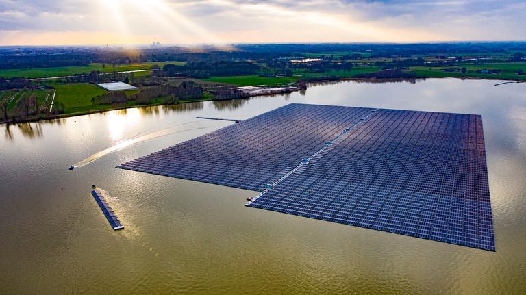 Luchtfoto van Zonnepark Berenplaat in het water