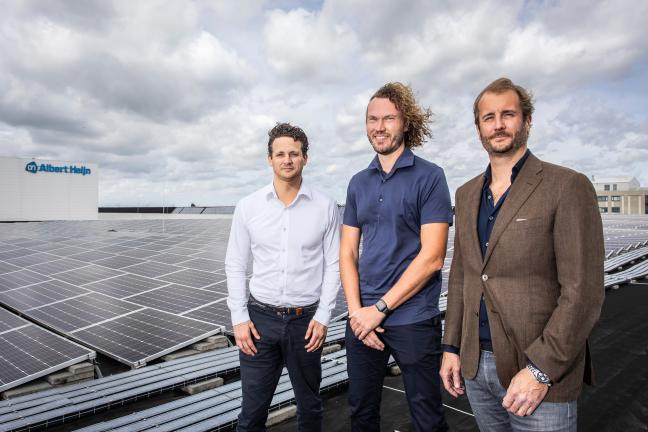 Sébastien Richard (rechts), Director Energy Transition bij Albert Heijn, Koen Wolters (links), Director Platform Architect bij Albert Heijn en Frank Broos (midden), Lead Flex Services bij Eneco