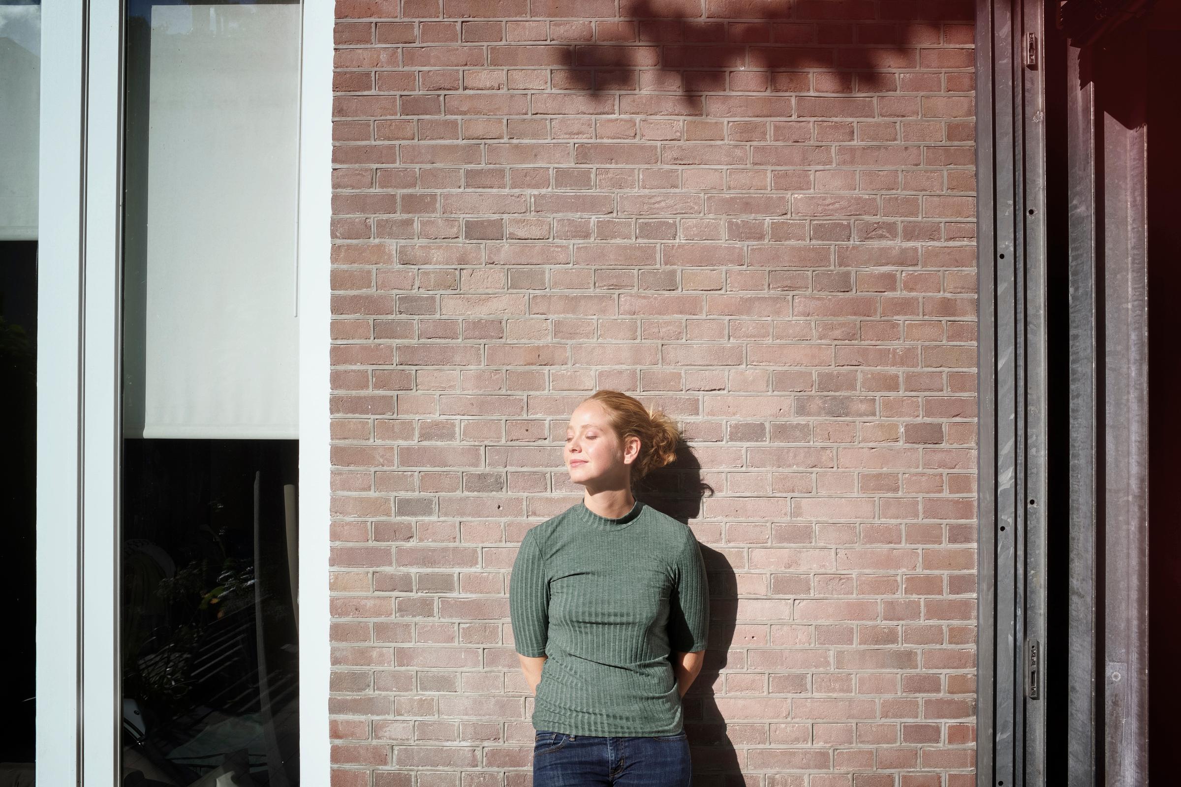 Vrouw staat in de zon