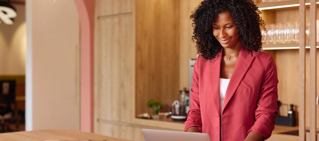 Zakenvrouw kijkt naar haar laptop