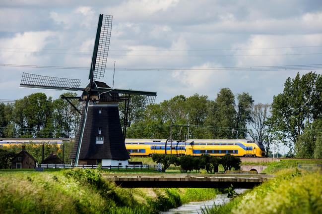 NS trein rijdt achter molen