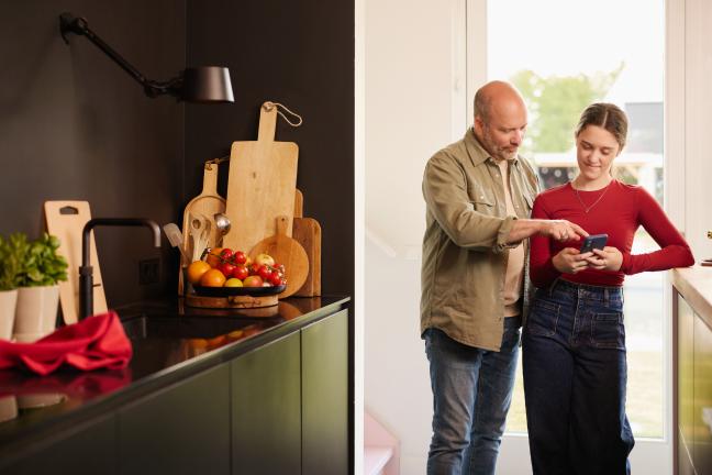 Vader toont dochter iets op de smartphone