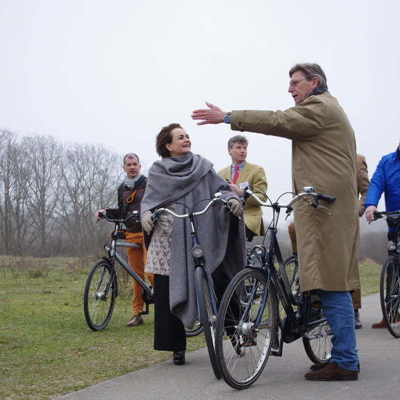 Fietsers in Windpark Slufterdam