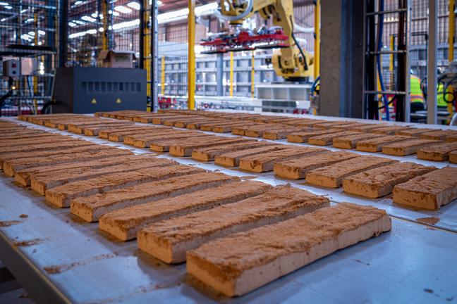 Versgebakken bakstenen op de productielijn van Wienerberger