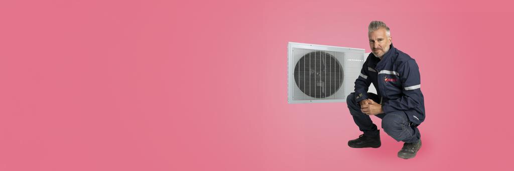 Monteur naast warmtepomp