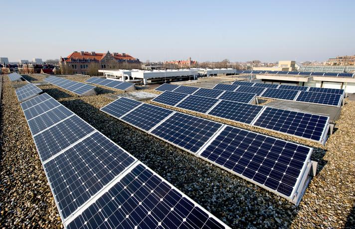 Zonnepanelen op een dak