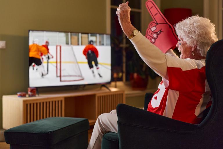 Oma juicht voor de televisie