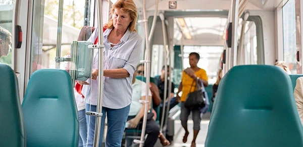 Reizigers in een tram