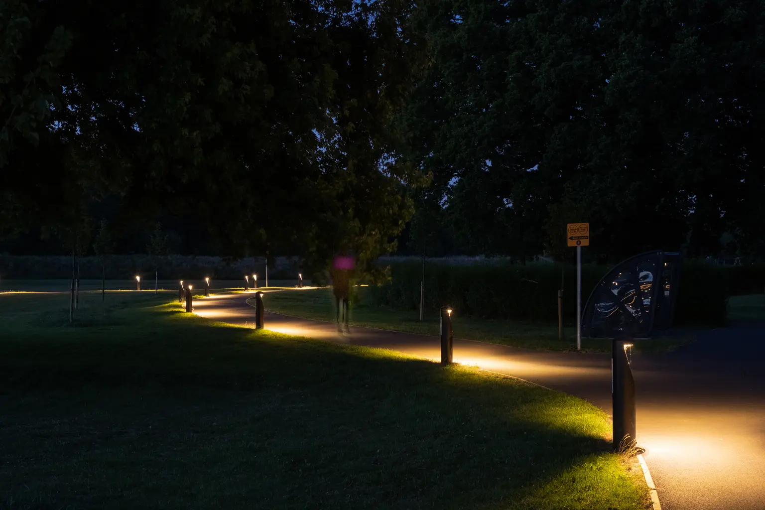 Tutti gli apparecchi della famiglia Urba di Thorn condividono lo stesso design e i tratti distintivi minimalisti. La famiglia è composta da Urba, Urba Deco e Urba Bollard, perfetti per ambienti esterni moderni e tradizionali.