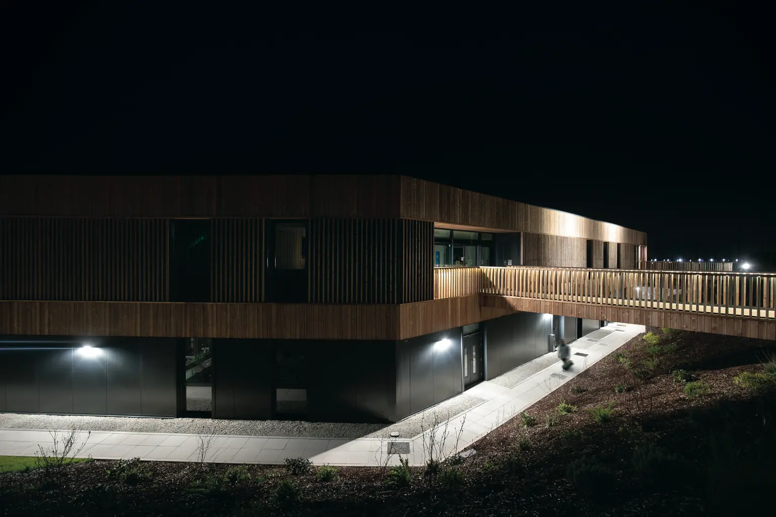 Un edificio per uffici illuminato nelle ore di buio per garantire la sicurezza