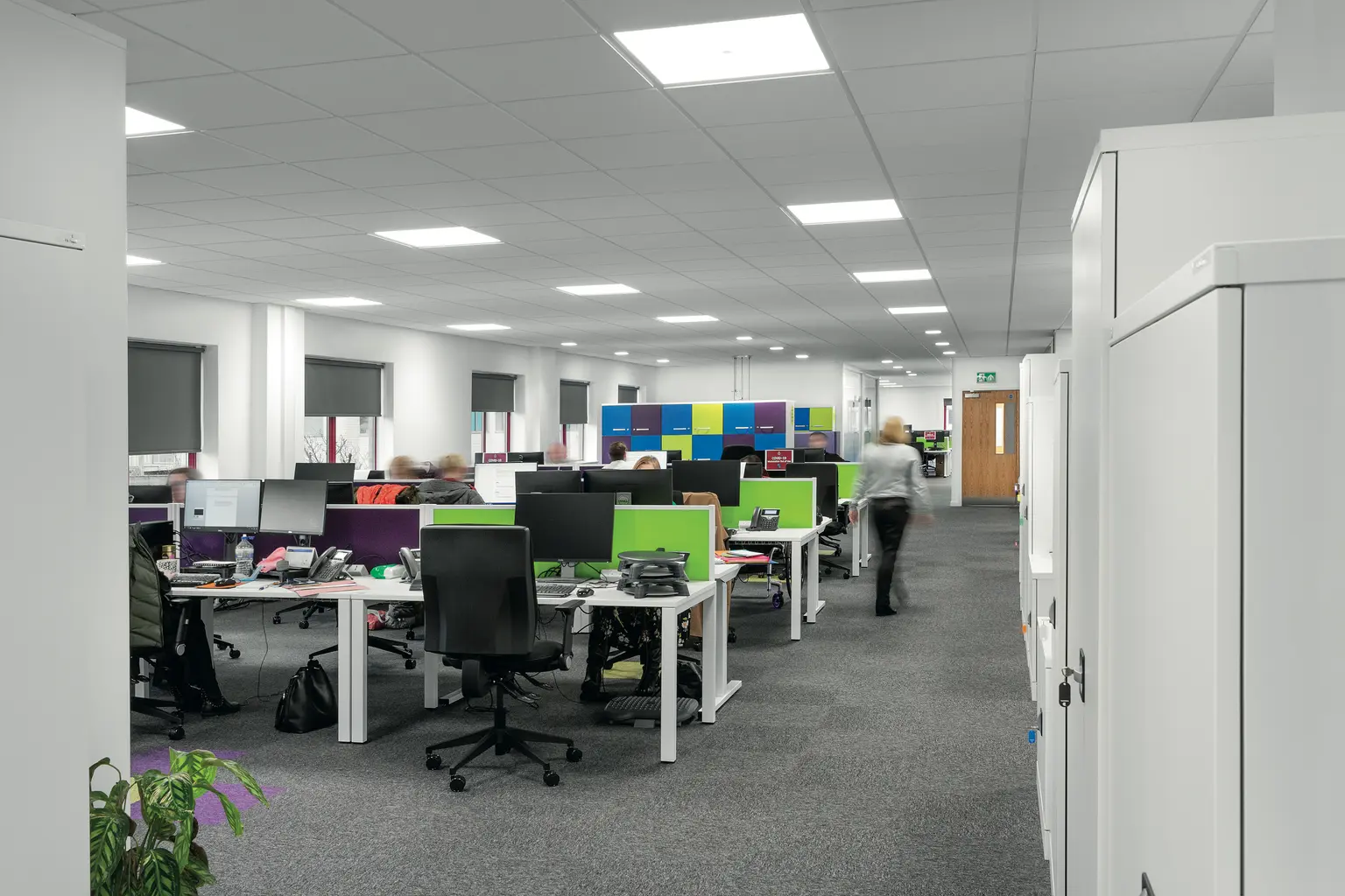Soluzione di illuminazione modulare da incasso Omega Pro 2 per uffici di Thorn Lighting