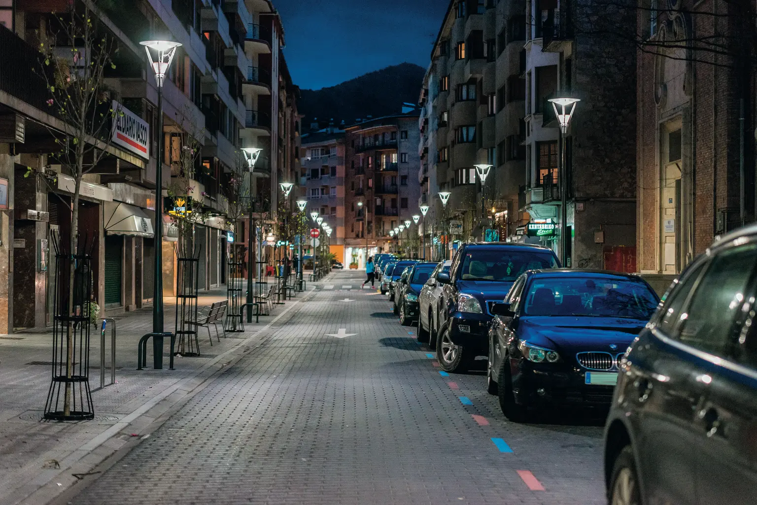 Una strada urbana in Spagna illuminata dolcemente per la sicurezza dei pedoni