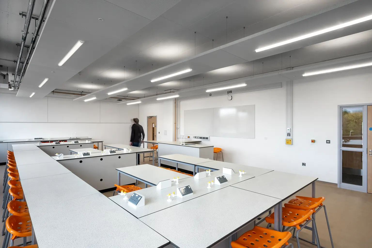Un'aula di scienze con sgabelli arancioni alla Swan School di Oxford