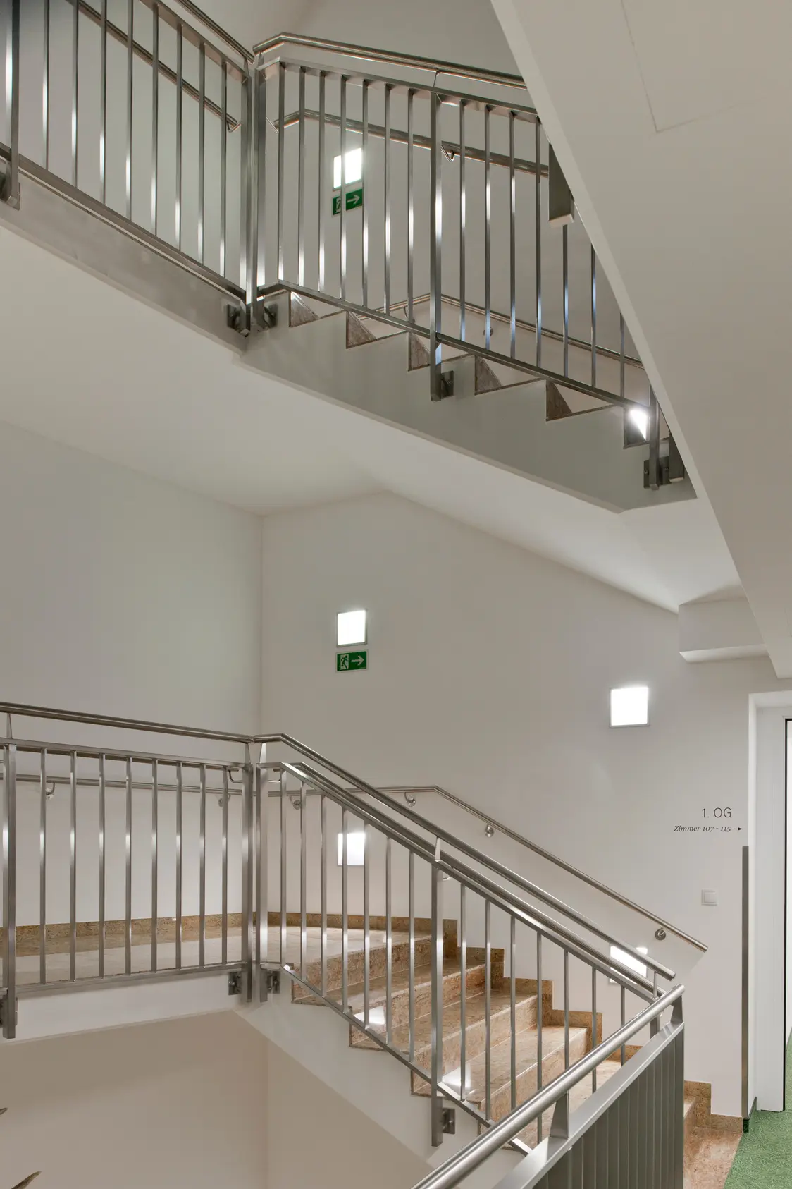  Im Treppenhaus beleuchtet das KAVA-Beleuchtungssystem die Wände und Treppenstufen gleichmäßig mit dezentem Licht und unterstützt die Orientierung.