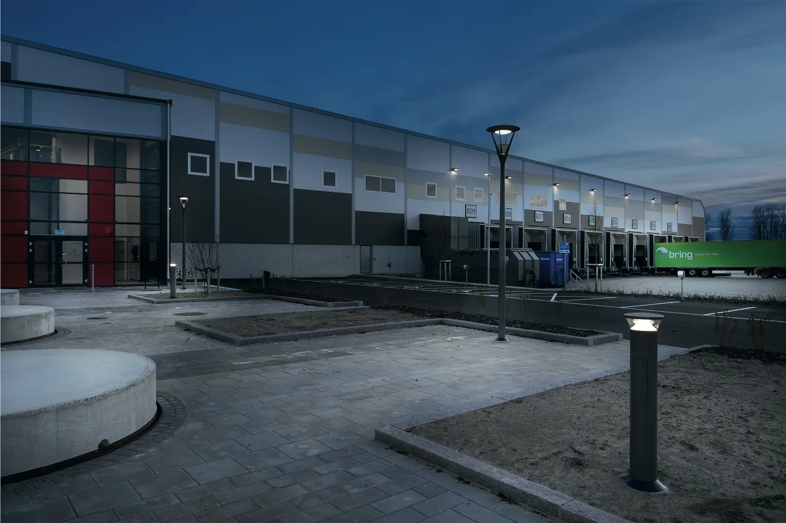 Il centro logistico di Boozt, in Svezia, viene illuminato di notte utilizzando un'illuminazione testapalo e una colonnina