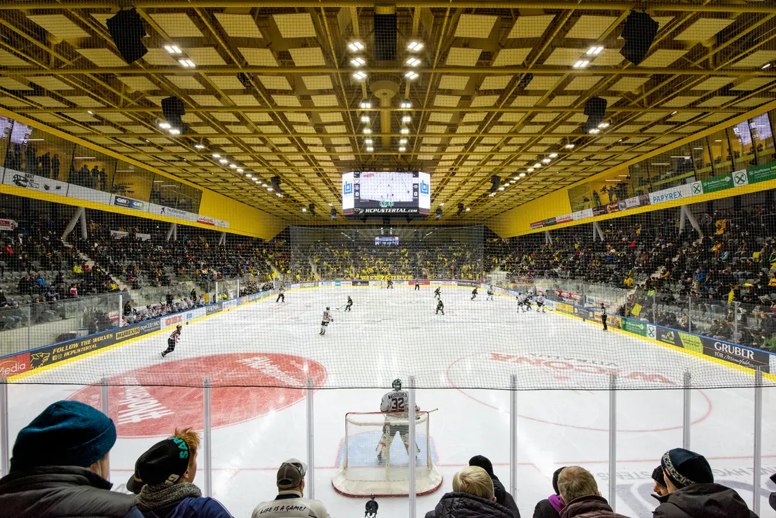 Partita di hockey su ghiaccio con un tifoso sugli spalti