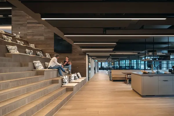Ufficio moderno di Haus Der Wirtschaft con illuminazione innovativa di Zumtobel nell'area dell'atrio