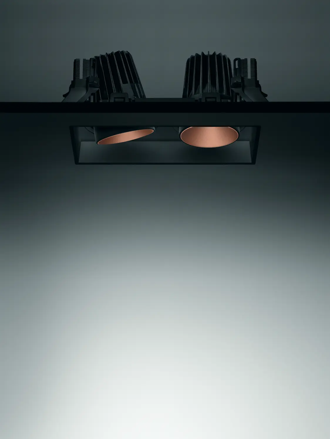 Das DIAMO LED-Beleuchtungssystem mit Doppelleuchte bietet eine präzise, fokussierte Beleuchtung in einem minimalistischen schwarzen Gehäuse.