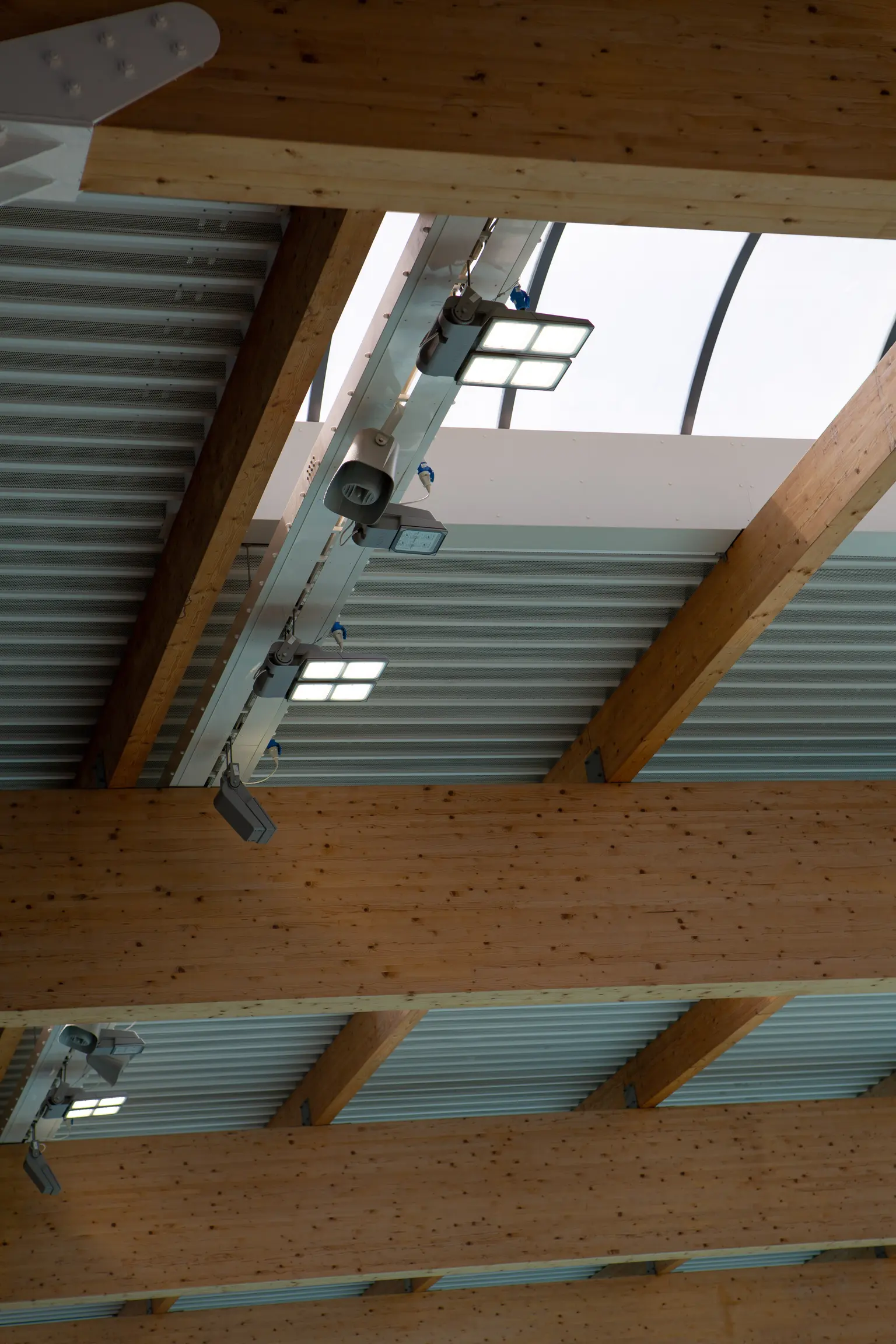 Thorn Lighting ha fornito una soluzione avanzata con i proiettori Areaflood Pro, progettati appositamente per ambienti umidi e ricchi di cloro. Questi apparecchi illuminotecnici presentano un grado di protezione IP66, assicurando resistenza alla corrosione e all’umidità.