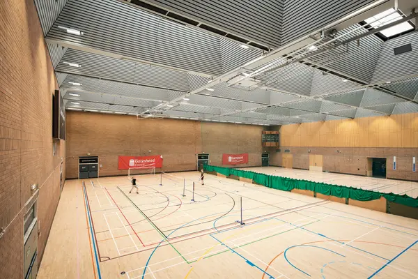 Centro sportivo indoor allestito per il badminton