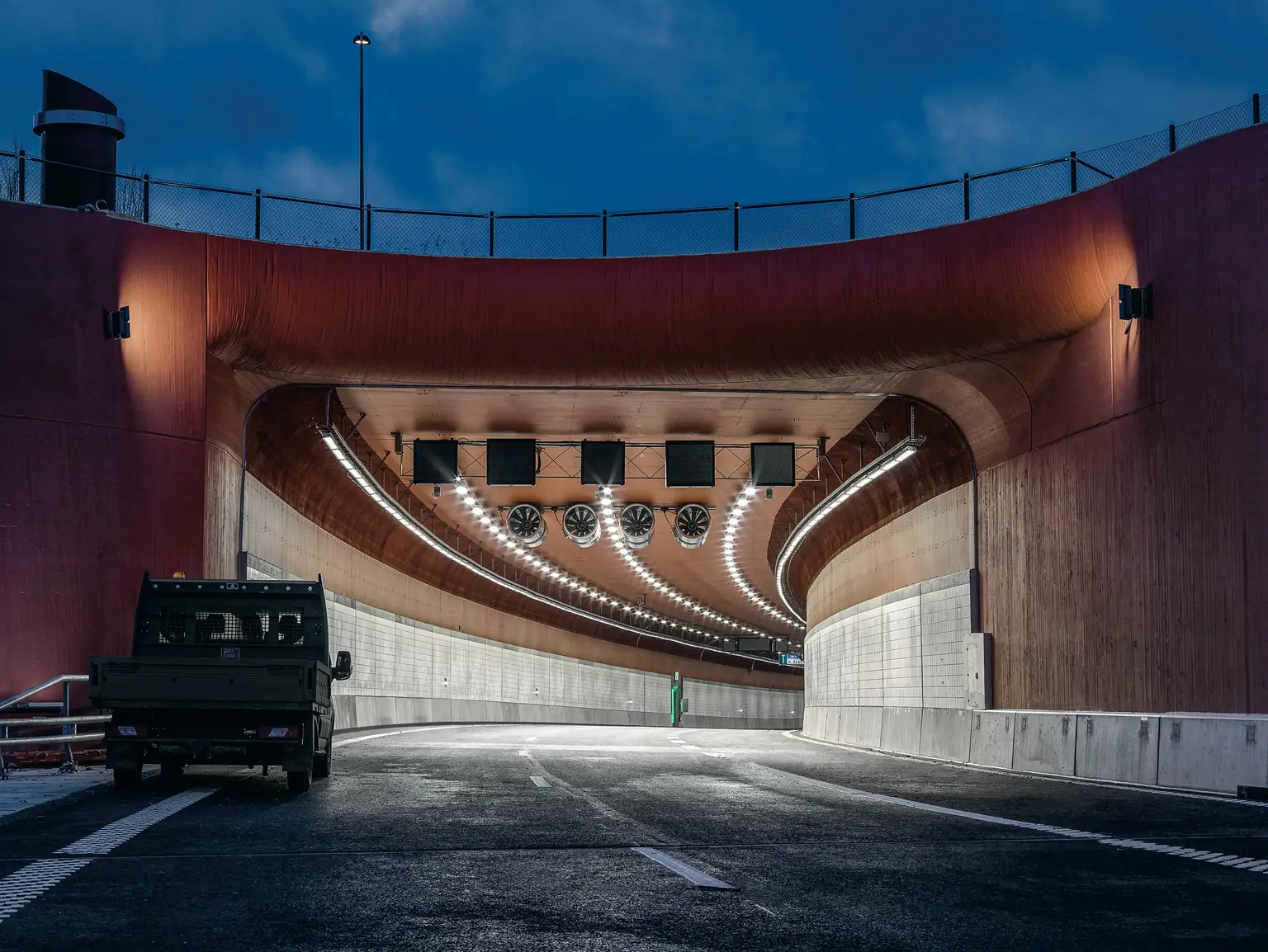 Ingresso del tunnel di Göteborg con un camion in scena e GTLED Pro di Thorn Lighting