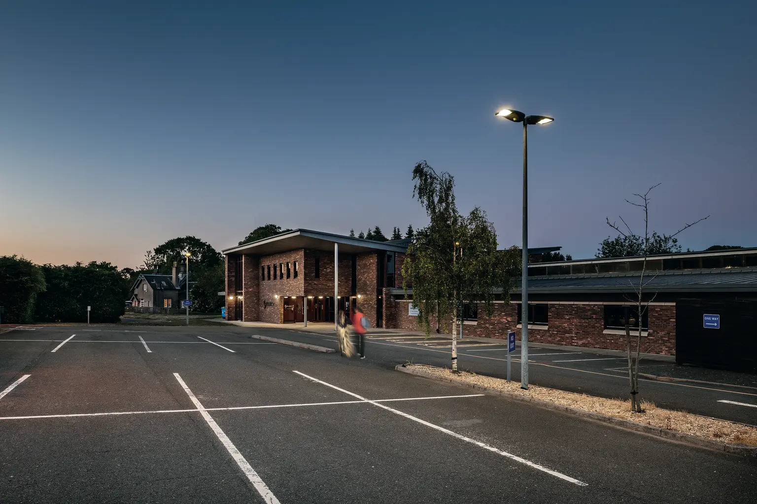 Parcheggio Select Trade Association illuminato al tramonto
