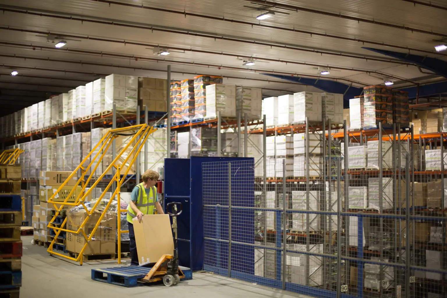 Il centro logistico di Boozt, in Svezia, viene illuminato di notte utilizzando un'illuminazione testapalo e una colonnina