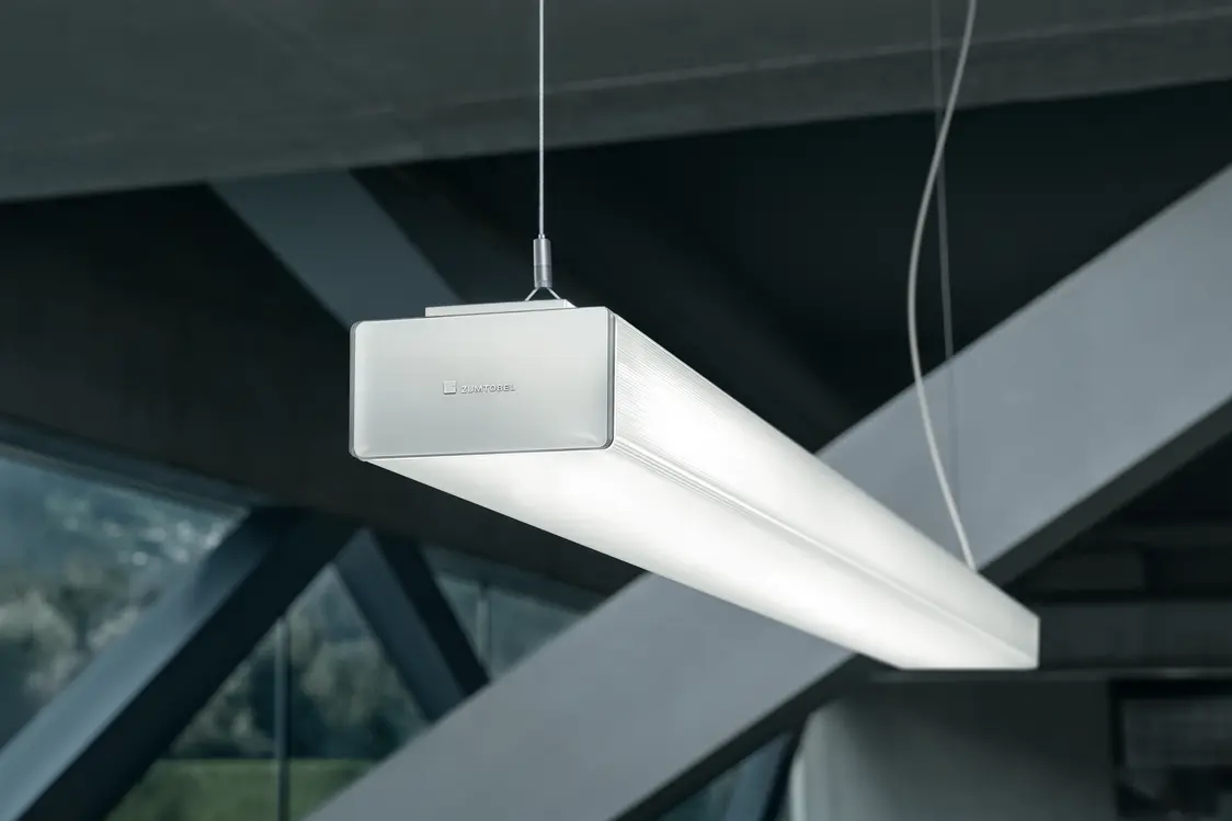 Die ECOOS LED-Hängelampe beleuchtet einen modernen Bürobereich mit blendfreiem, hellweißem Licht und minimalistischem Design.