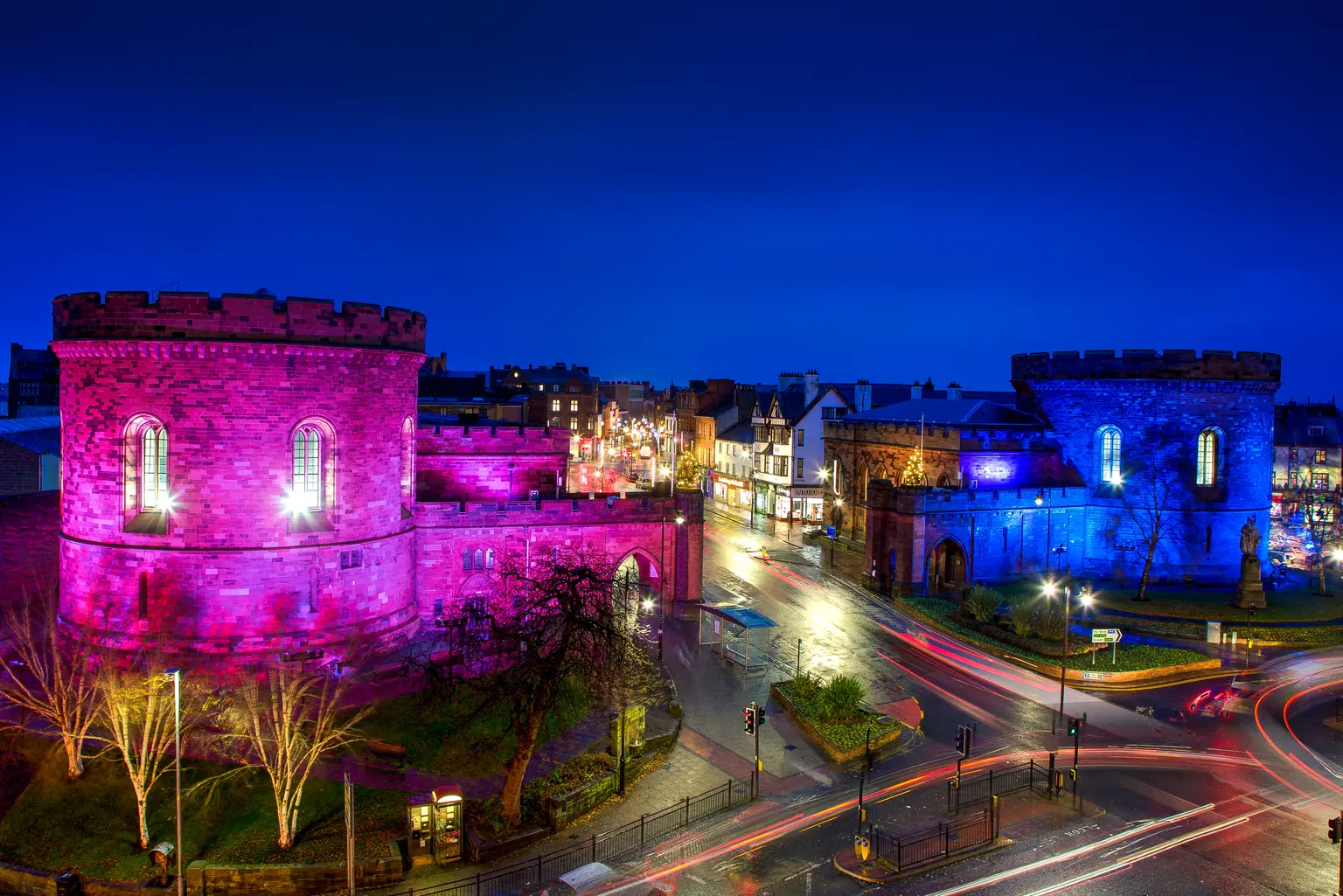 La Cittadella di Carlisle di notte con gli edifici illuminati in rosa e azzurro da Thorn Lighting