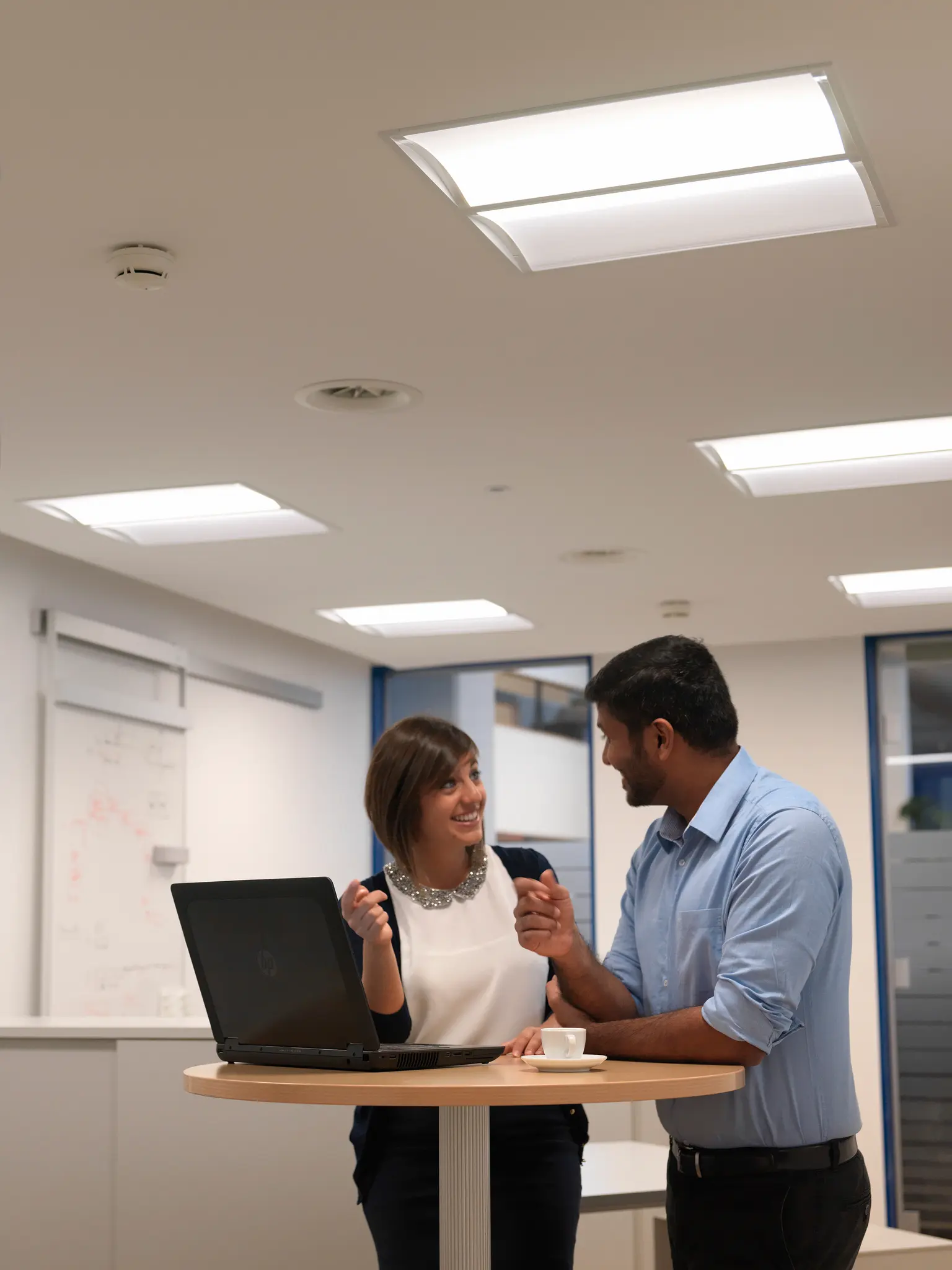 Soluzione di illuminazione modulare da incasso IQ Wave per uffici di Thorn Lighting
