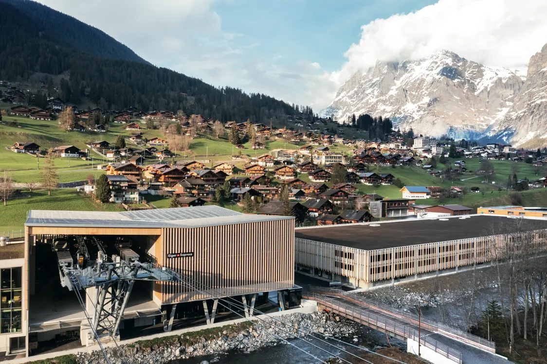 Stazione della funivia nelle Alpi con architettura moderna e paesaggio montano Zumtobel.