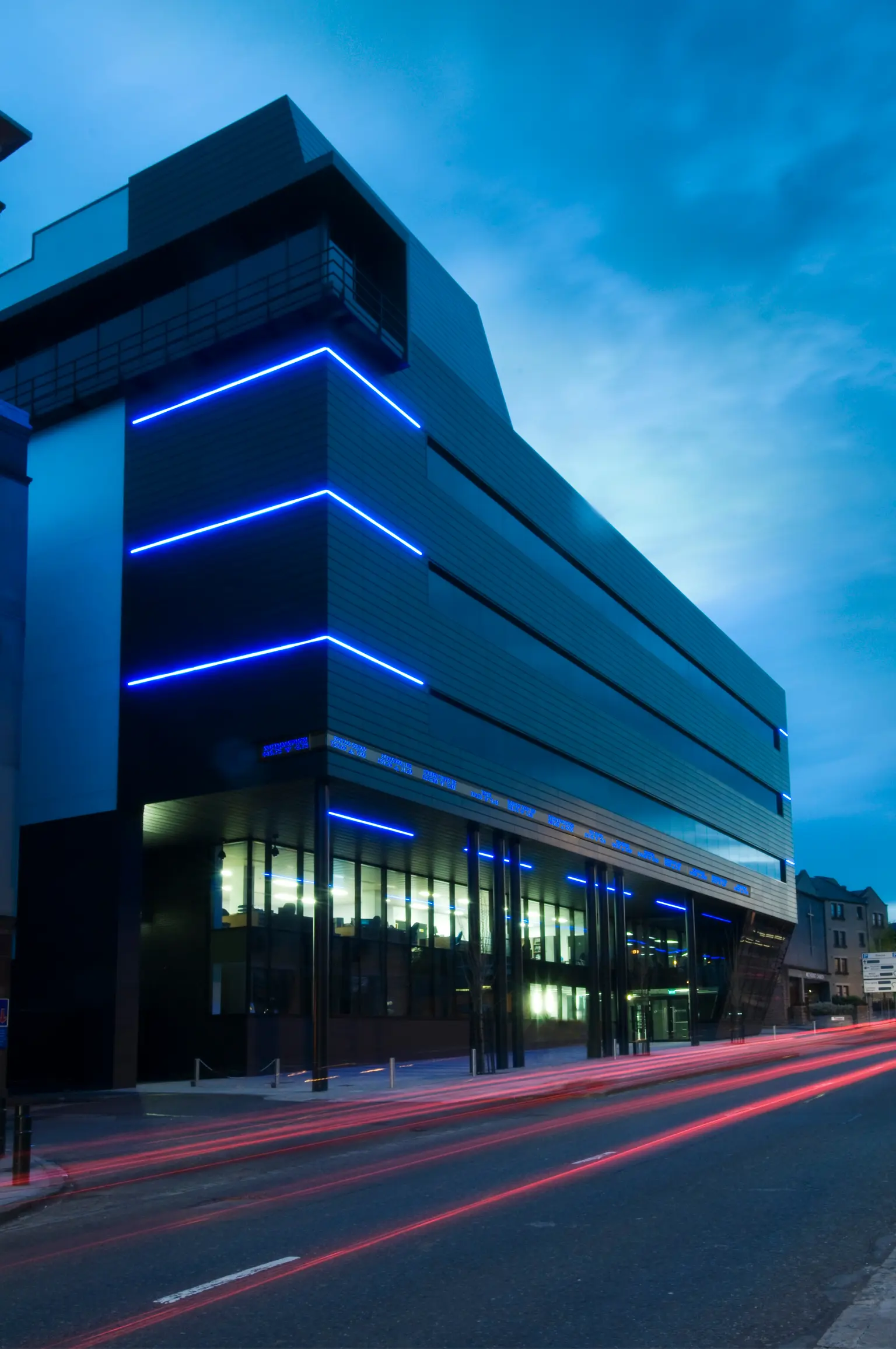 Guide di luce lineari Mystrid Flex IP67 di Thorn Lighting