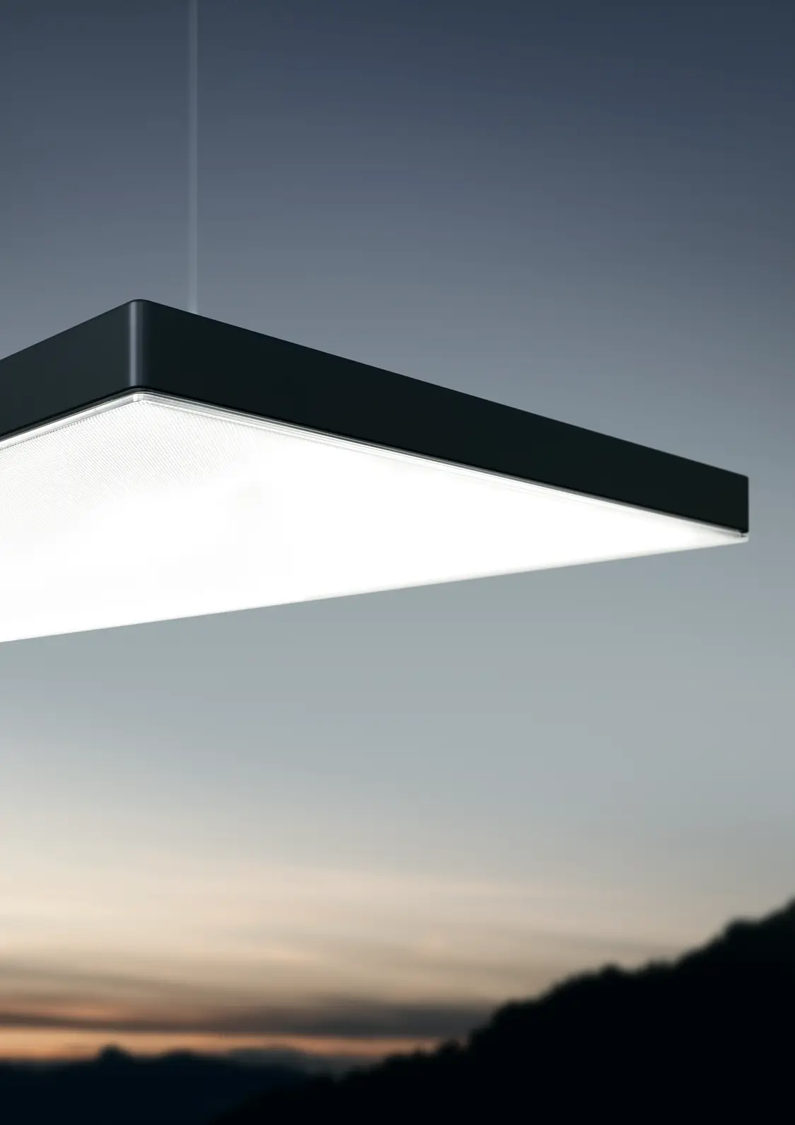 La lampada da soffitto a LED Light Fields III fornisce un'illuminazione uniforme e priva di abbagliamento al crepuscolo e si staglia contro il cielo terso.