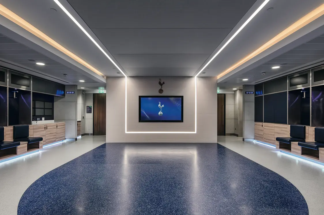 Gli apparecchi SLOTLIGHT infinity slim forniscono un'illuminazione uniforme e priva di abbagliamento in un ufficio moderno decorato con piante.