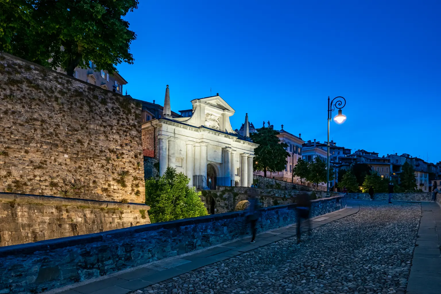Mura di Bergama, con un'illuminazione soffusa che mette risalto la facciata e crea interesse visivo