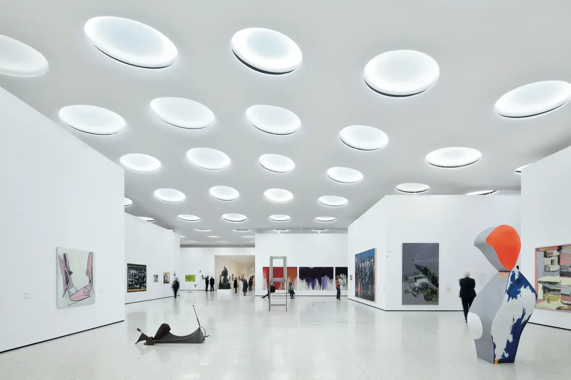 Il Museo Städel a Francoforte, Germania, con grandi punti luce rotondi sul soffitto che creano un'atmosfera moderna. 