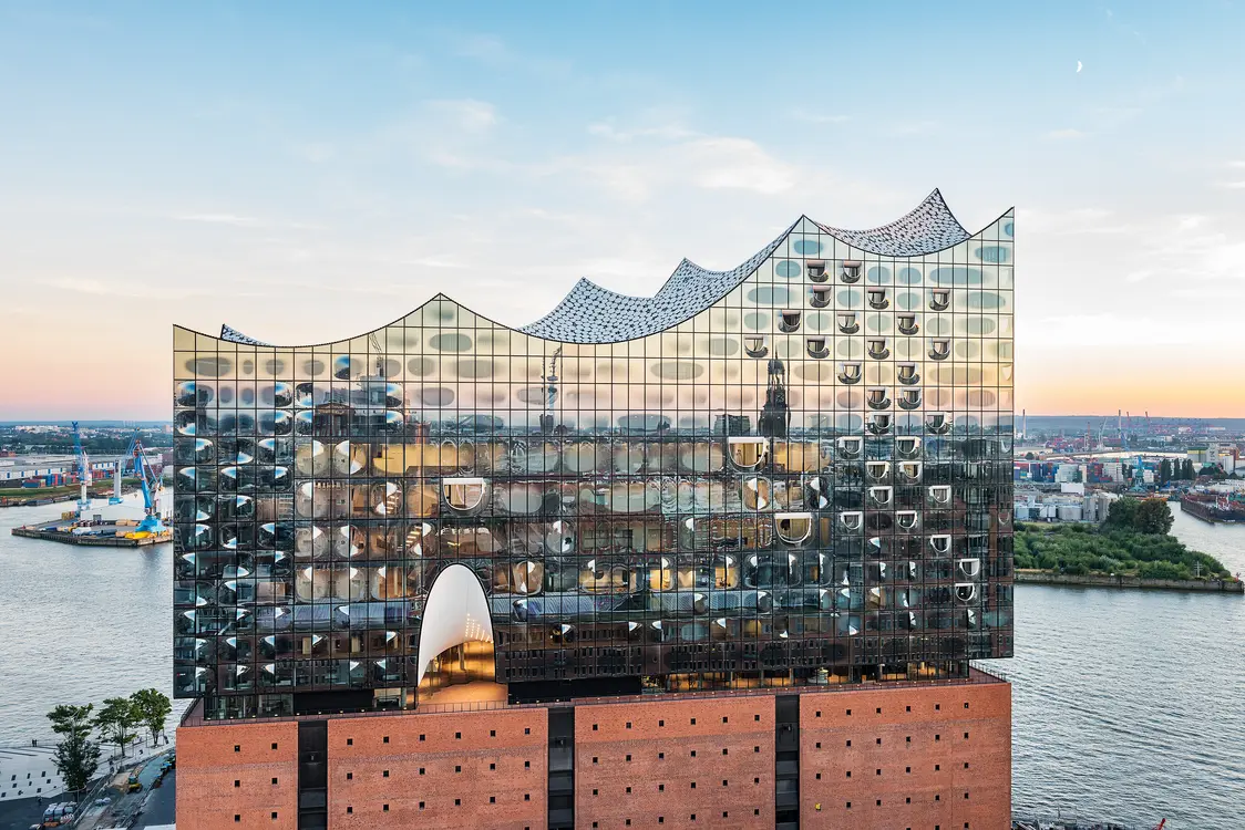 Die Elbphilharmonie bei Tag – moderne Architektur mit natürlicher Lichtwirkung und innovativer Beleuchtung von Zumtobel.