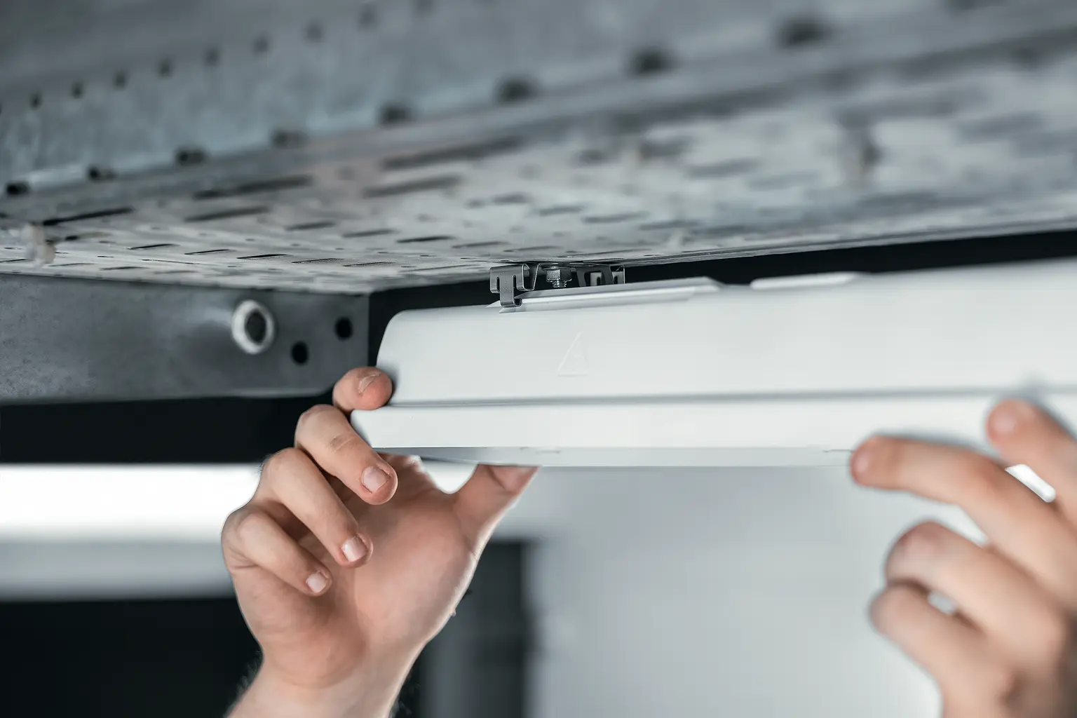 Die Aquaforce Pro Leuchte lässt sich problemlos in der Decke installieren
