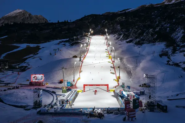 Pista da sci per sport invernali, pronta per una gara e illuminata da Thorn Lighting