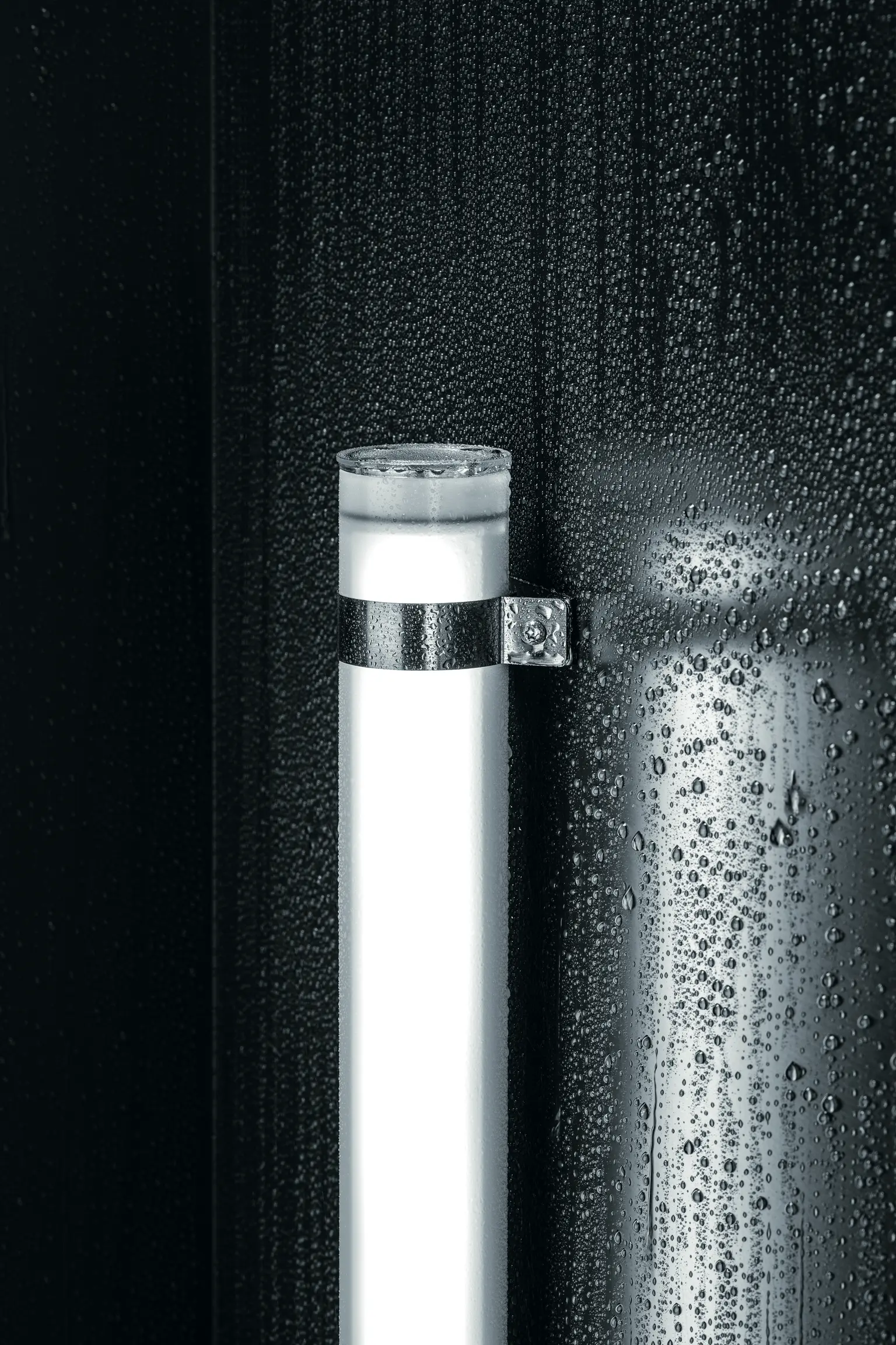  Die TUBILUX-Leuchte an einer nassen, dunklen Wand erzeugt kühles, gleichmäßiges Licht und betont die Wassertropfen im Detail.
