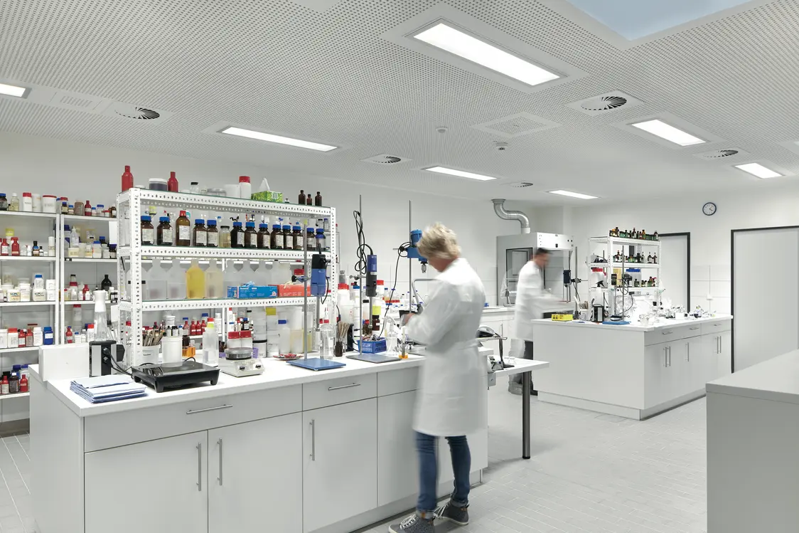 Neo Cos Service GmbH, produzione e distribuzione di prodotti cosmetici, illuminazione; industria; capannoni di produzione e amministrazione; conversione dell'illuminazione a prodotti Zumtobel