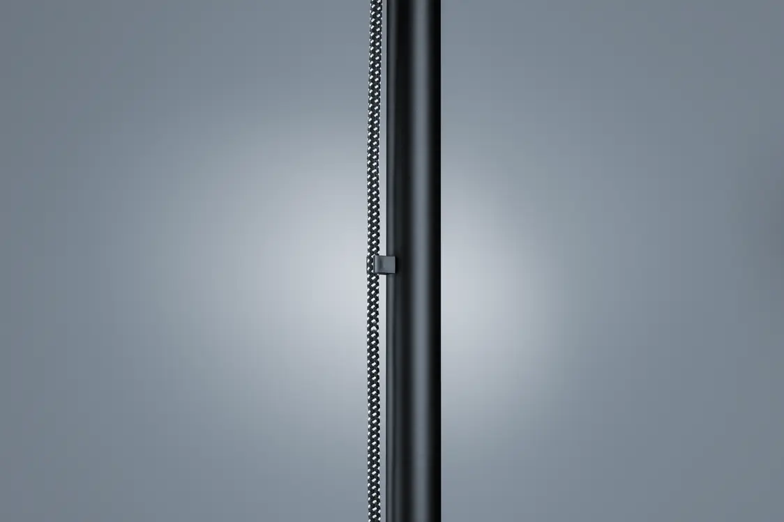 CANDILEA LED-Leuchte mit schlankem, schwarzem Design, das in einem minimalistischen Raum erhellt.
