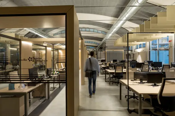 An open-plan office with multiple departments and customised LED lighting by Zumtobel. 
