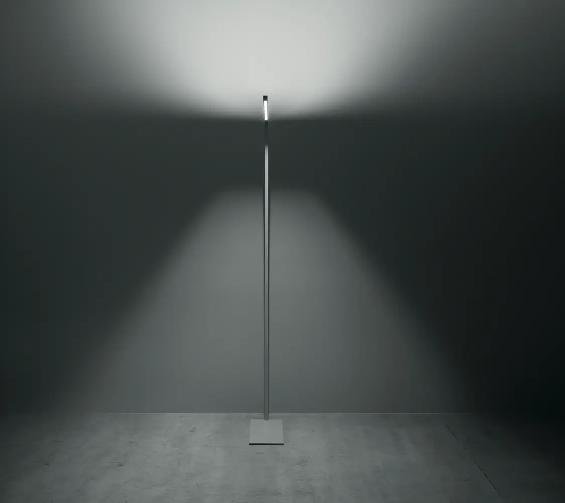  La piantana LINETIK crea una distribuzione luminosa semplice e uniforme sulla parete in un ambiente moderno e minimalista.