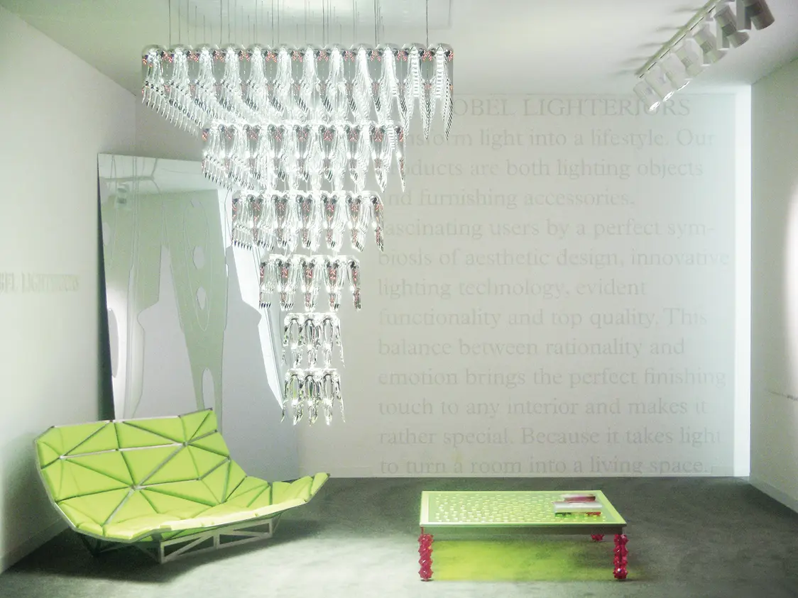 Modernes Wohnzimmer mit Designerleuchte und Möbeln in Grün, Lichtkonzept von Zumtobel